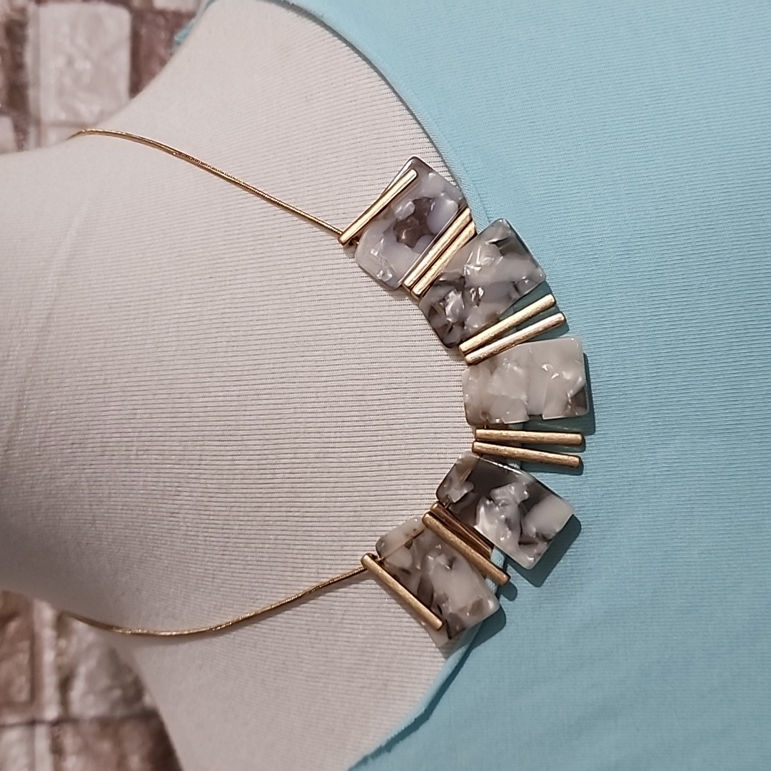 Banana Republic Elegant Gold And Cream Necklace Brand New